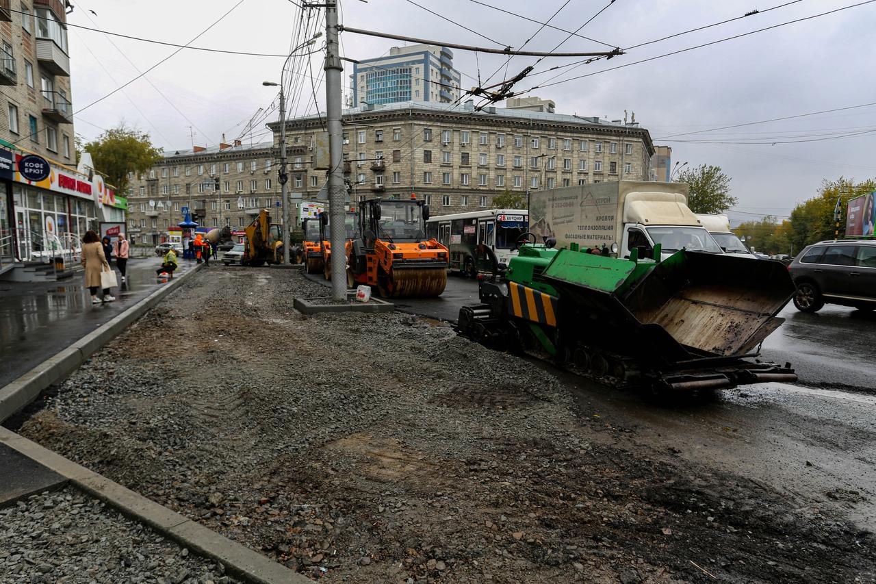 Фото «Заколебали эти пробки 24/7»: водители и пешеходы проклинают перекопанные из-за ремонта улицы Новосибирска 13